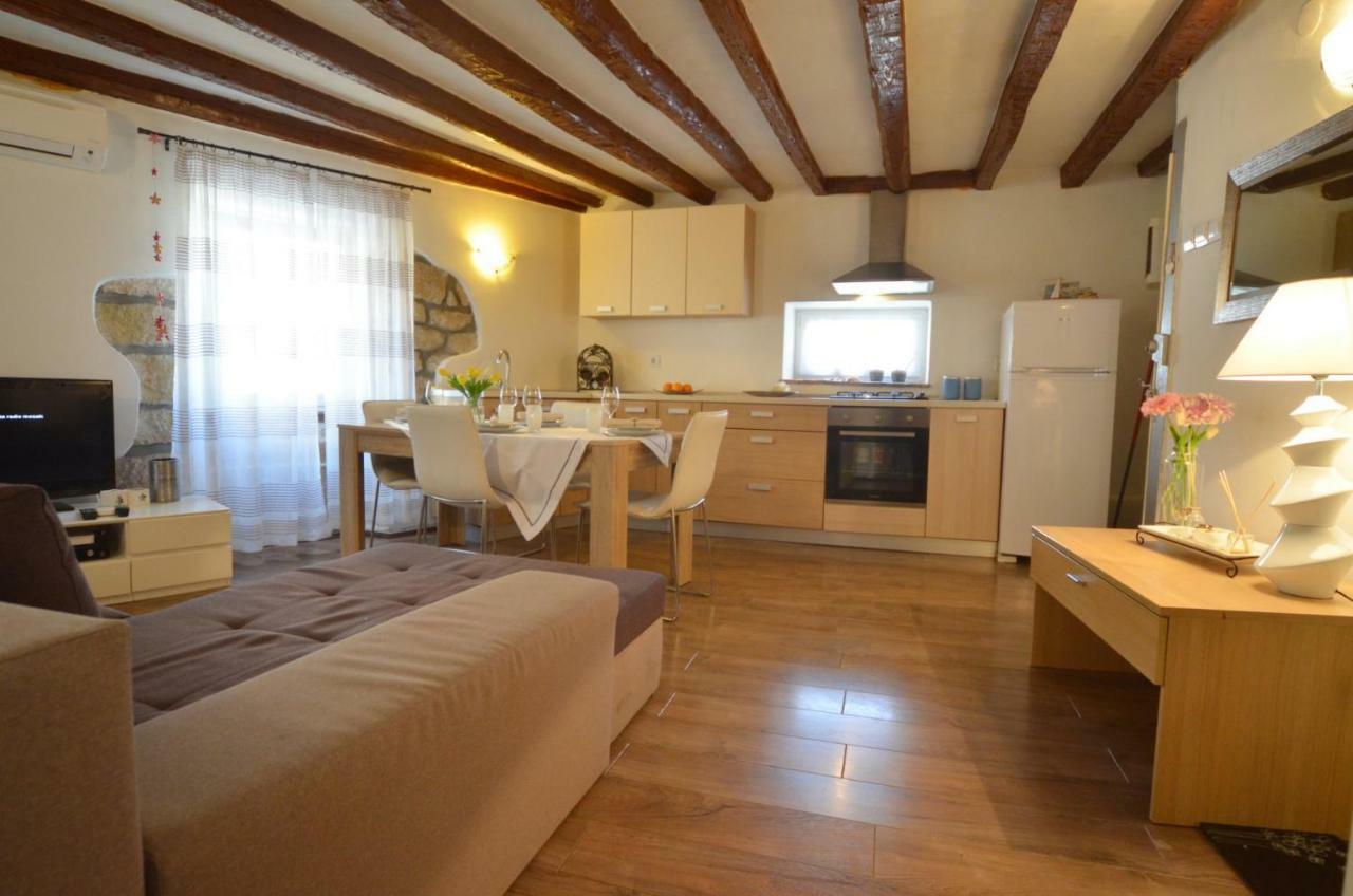 Apartment Eleni ロヴィニ エクステリア 写真