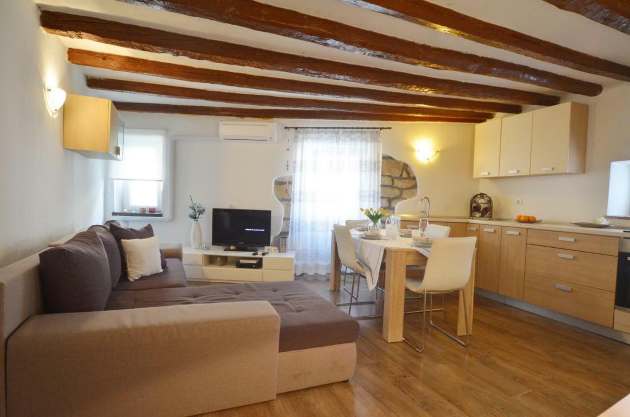Apartment Eleni ロヴィニ エクステリア 写真