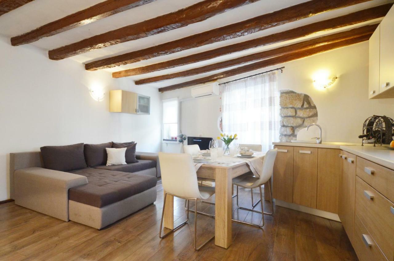 Apartment Eleni ロヴィニ エクステリア 写真
